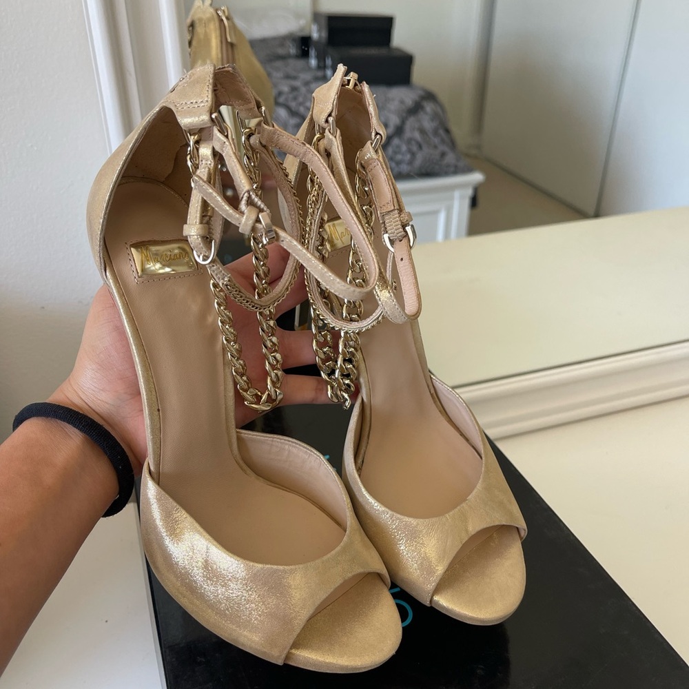 MARCIANO Elegant Gold Peep-Toe Stiletto Heels with Chain Detail Size 9.5 - Picture 4 of 5